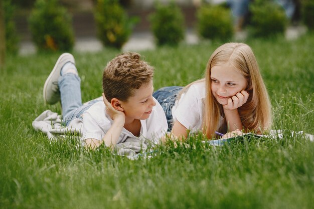 Bambini felici seduti insieme vicino e sorriso