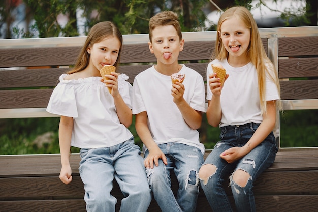 Bambini felici seduti insieme vicino e sorriso