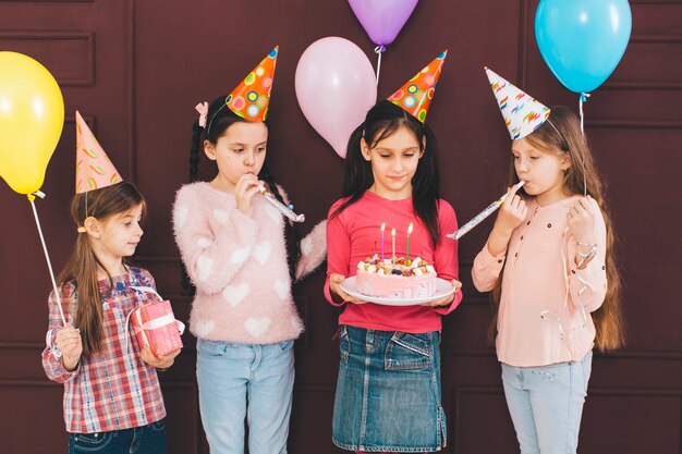 Bambini festeggiano un compleanno