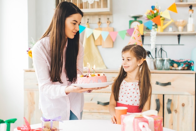 Bambini festeggiano un compleanno