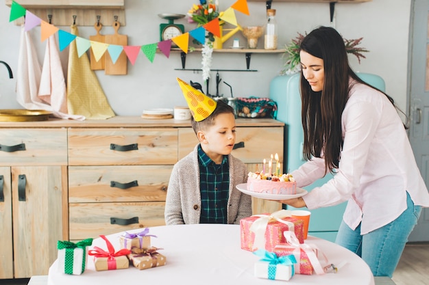 Bambini festeggiano un compleanno