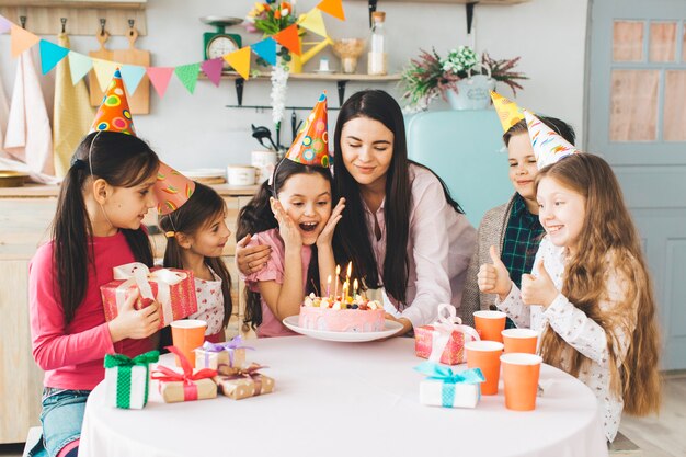 Bambini festeggiano un compleanno