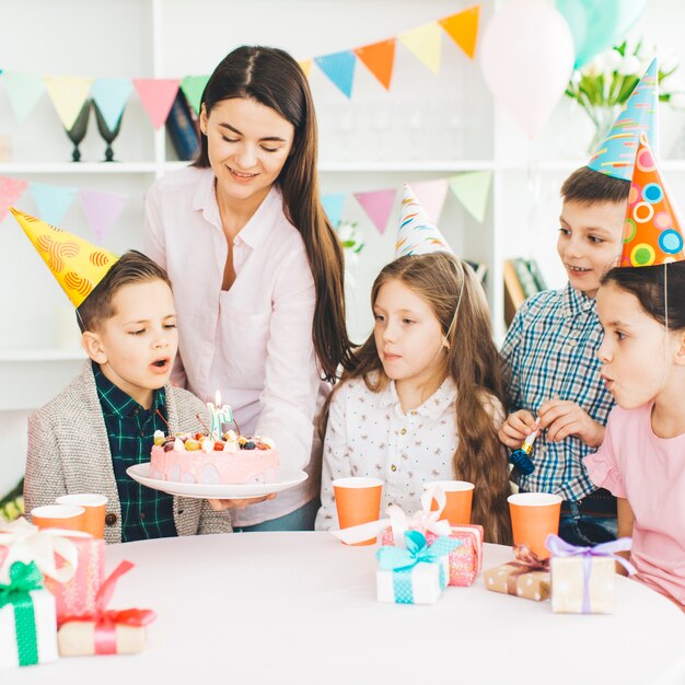 Bambini festeggiano un compleanno