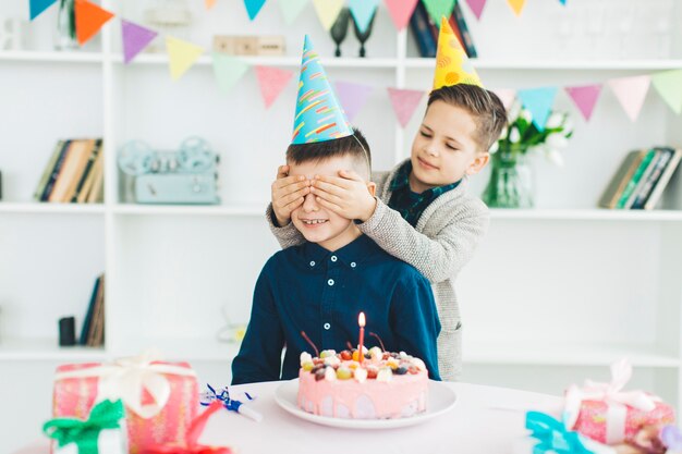 Bambini festeggiano un compleanno