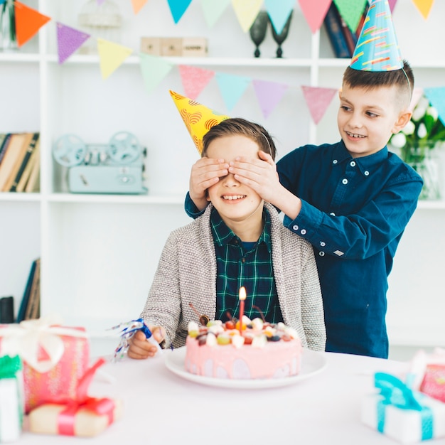 Bambini festeggiano un compleanno