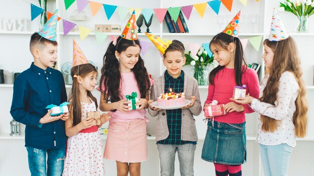 Bambini festeggiano un compleanno