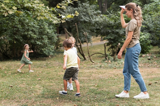 Bambini full shot che giocano all'aperto