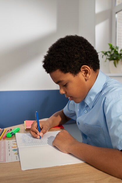 Bambini in classe che prendono lezioni di inglese