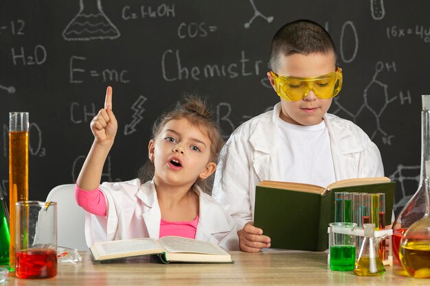 Bambini in laboratorio che fanno esperimenti