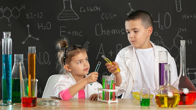 Bambini in laboratorio che fanno esperimenti