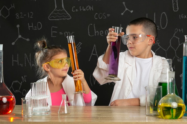 Bambini in laboratorio che fanno esperimenti