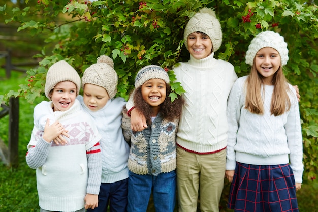 Bambini in posa all'aperto