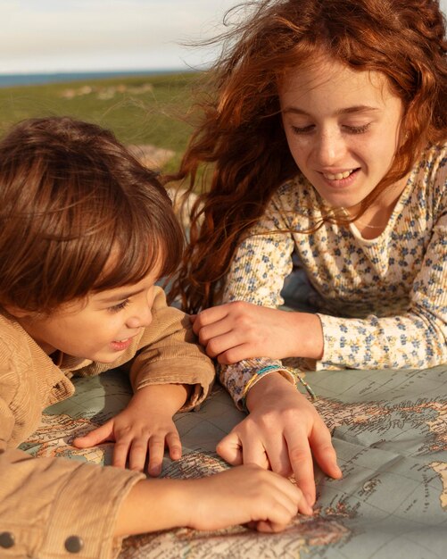 Bambini in primo piano guardando la mappa