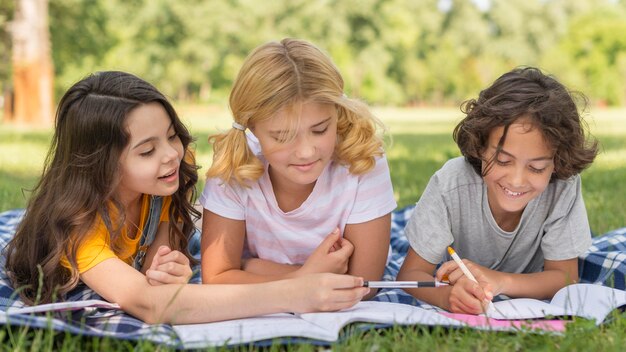 Bambini nella scrittura del parco