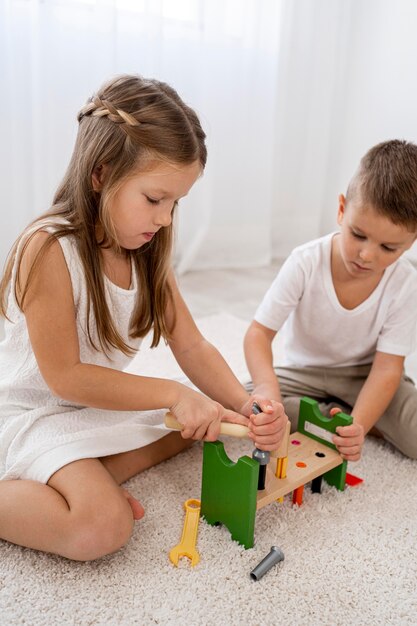Bambini non binari che giocano con giochi colorati