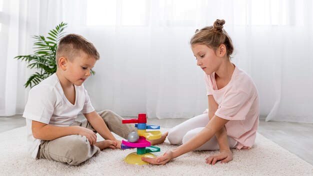 Bambini non binari che giocano con un gioco educativo