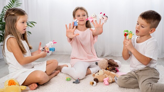 Bambini non binari che giocano insieme al chiuso