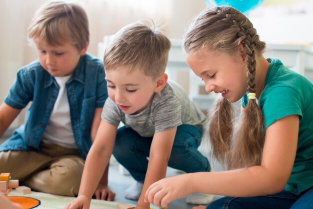 Bambini piccoli che giocano insieme all'asilo