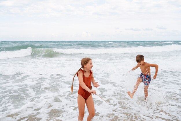 Bambini piccoli che si divertono in spiaggia