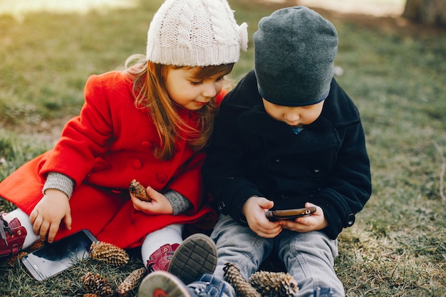 bambini piccoli in un parco