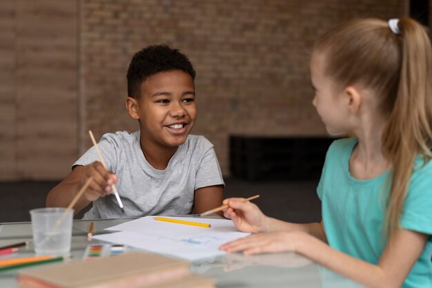 Bambini ravvicinati che dipingono insieme