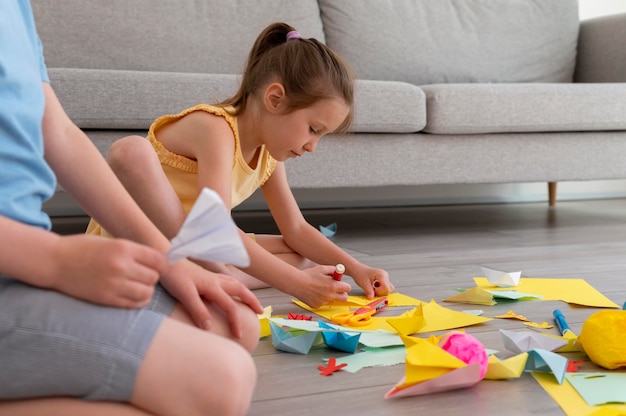 Bambini ravvicinati che giocano con la carta