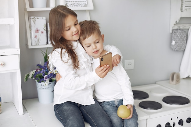 Bambini seduti in una cucina a casa