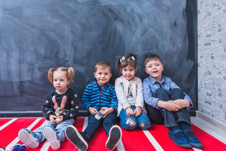 Foto gratuito bambini seduti vicino al muro