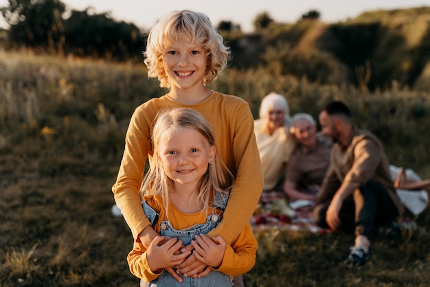 Bambini sorridenti a colpo medio che posano insieme