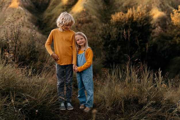 Bambini sorridenti a tutto campo nella natura