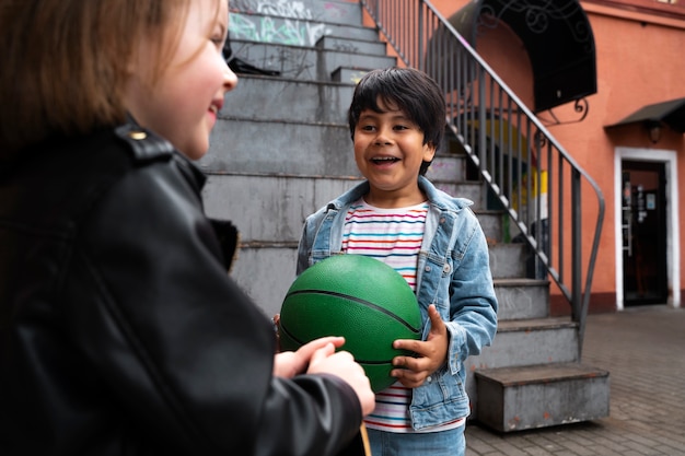 Bambini sorridenti di vista laterale all'aperto