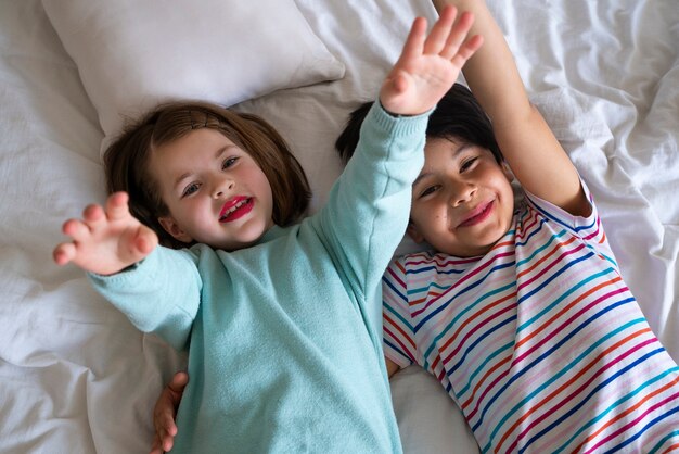 Bambini sorridenti vista dall'alto che giocano insieme