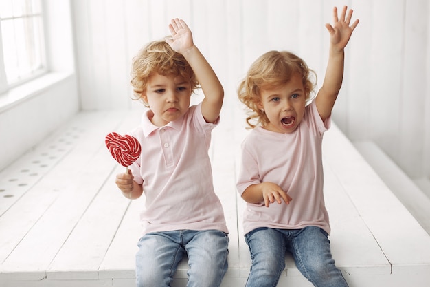 Bambini svegli che si divertono con le caramelle