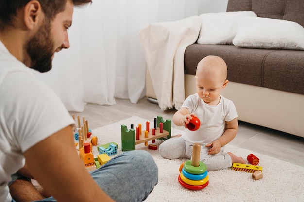 Bambino a casa che gioca con suo padre