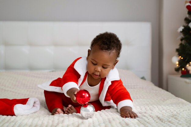 Bambino a tutto campo che gioca a letto