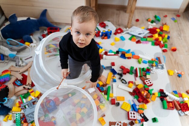 Bambino a tutto campo che gioca al chiuso