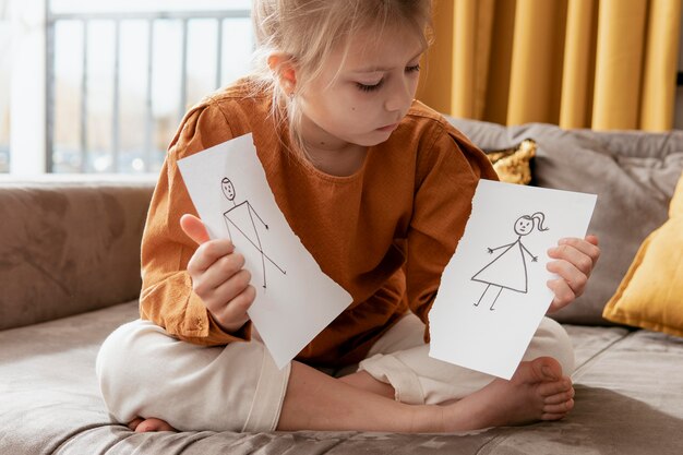 Bambino a tutto campo con disegno spezzato