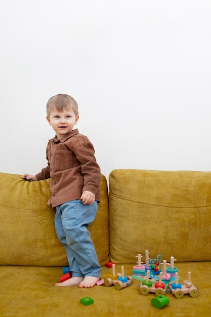 Bambino a tutto campo con giocattoli di legno