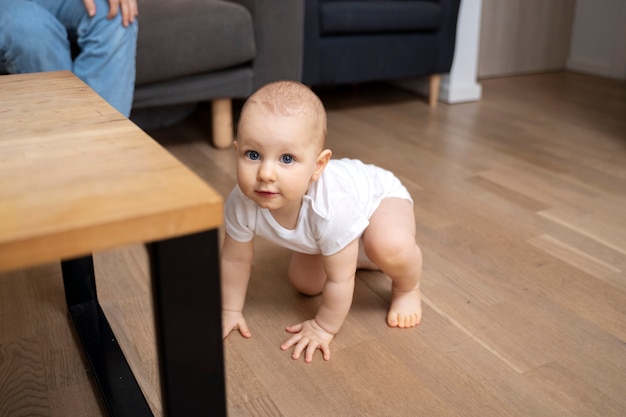 Bambino ad alto angolo che cerca di alzarsi