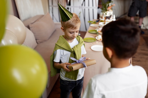 Bambino ad alto angolo che riceve un regalo