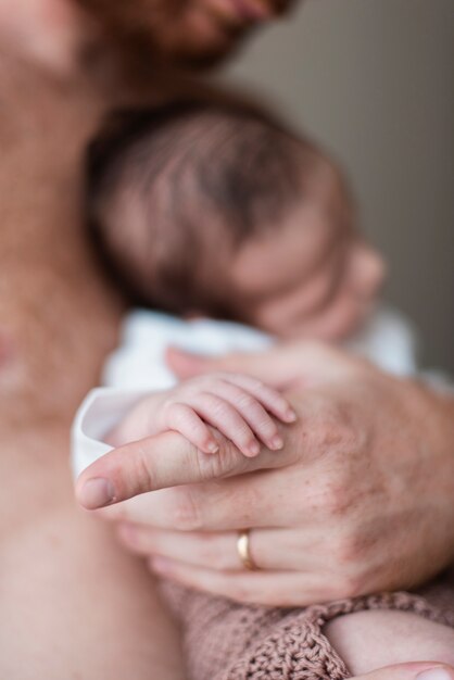 Bambino addormentato della tenuta del genitore del primo piano