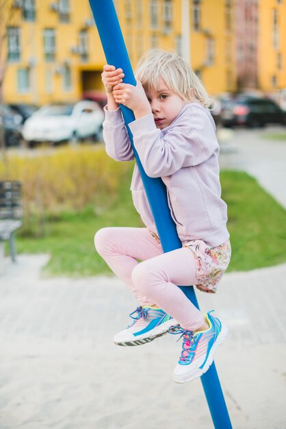 Bambino al parco giochi all&#39;esterno