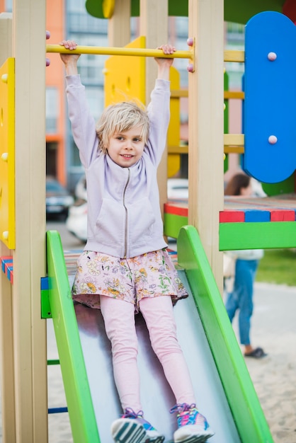 Bambino al parco giochi all&#39;esterno