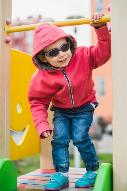 Bambino al parco giochi all&#39;esterno