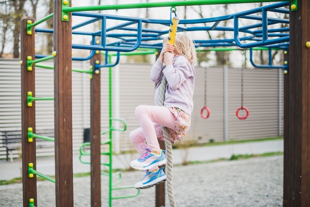 Bambino al parco giochi all&#39;esterno