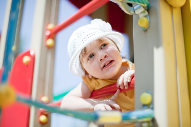 Bambino all&#39;area giochi nel periodo estivo