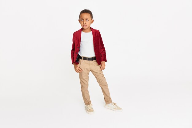 Bambino alla moda con giacca rossa