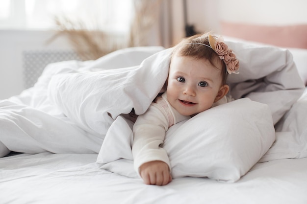 bambino carino a casa a letto