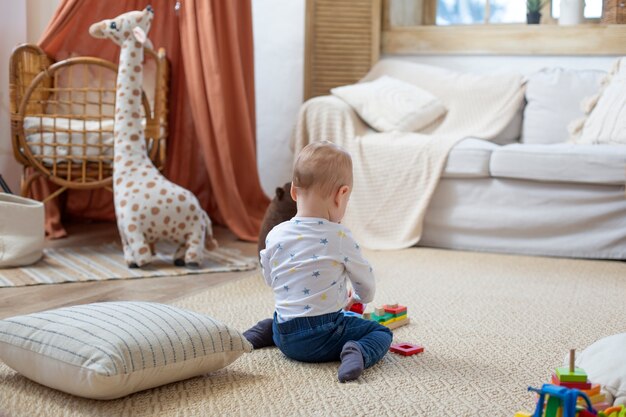 Bambino carino a tutto campo che gioca a casa