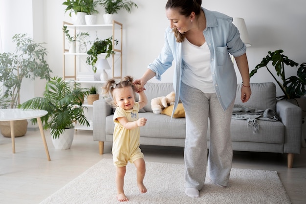 Bambino carino che fa i primi passi